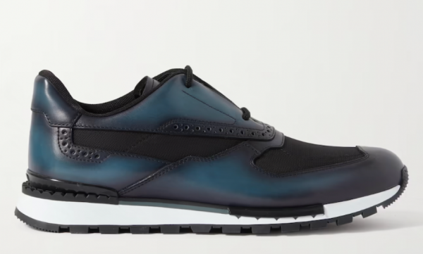 Sepatu sneakers dengan bahan kulit mewah